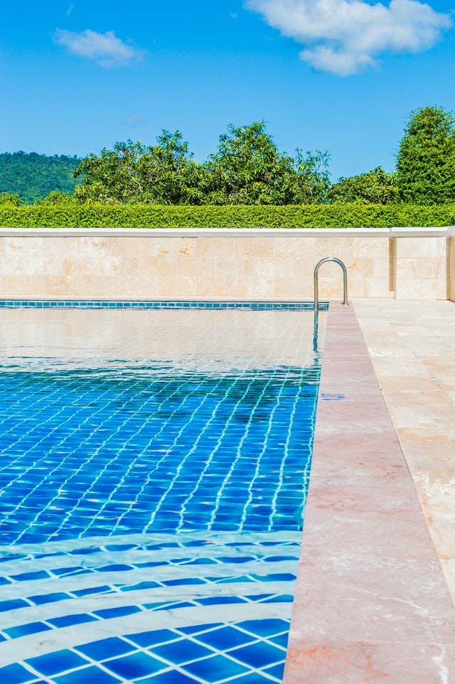 Top signs your swimming pool needs repairing